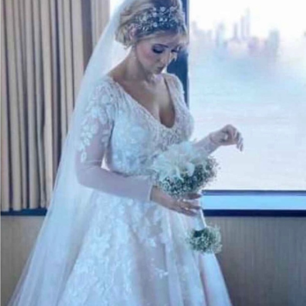 Wedding dress worn once perfect !